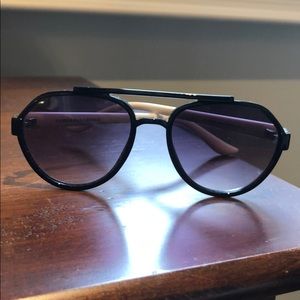 Carolina Lemke aviators